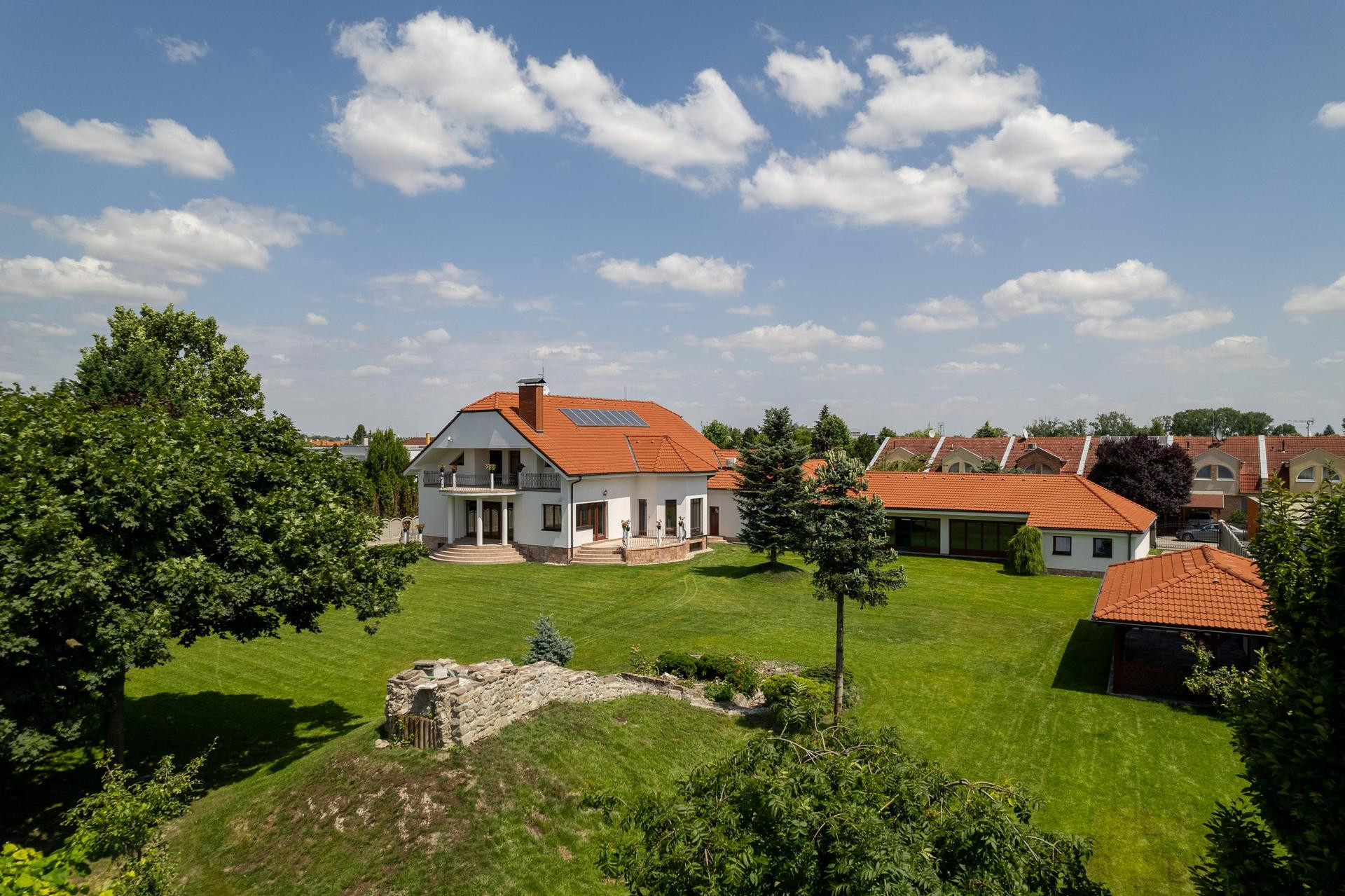 Luxusné rodinné sídlo s veľkým pozemkom a krytým bazénom v Šamoríne - VIDEO