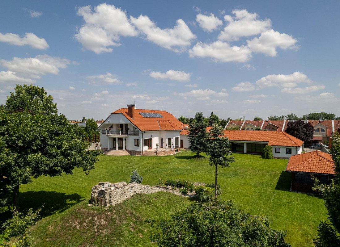 Luxusné rodinné sídlo s veľkým pozemkom a krytým bazénom v Šamoríne - VIDEO